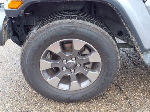 Used 2020 Jeep Wrangler Unlimited Sahara image 17