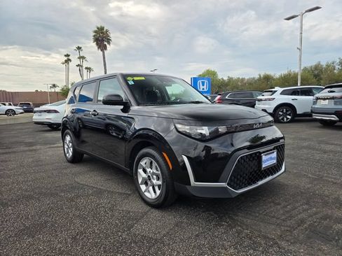 Used 2025 Kia Soul LX w/ LX Technology Package FWD image 4