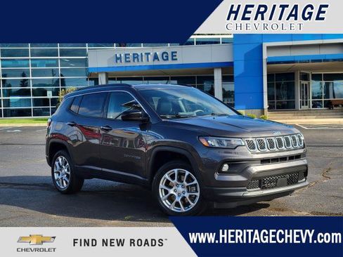 Used 2023 Jeep Compass Latitude AWD/4WD image 1
