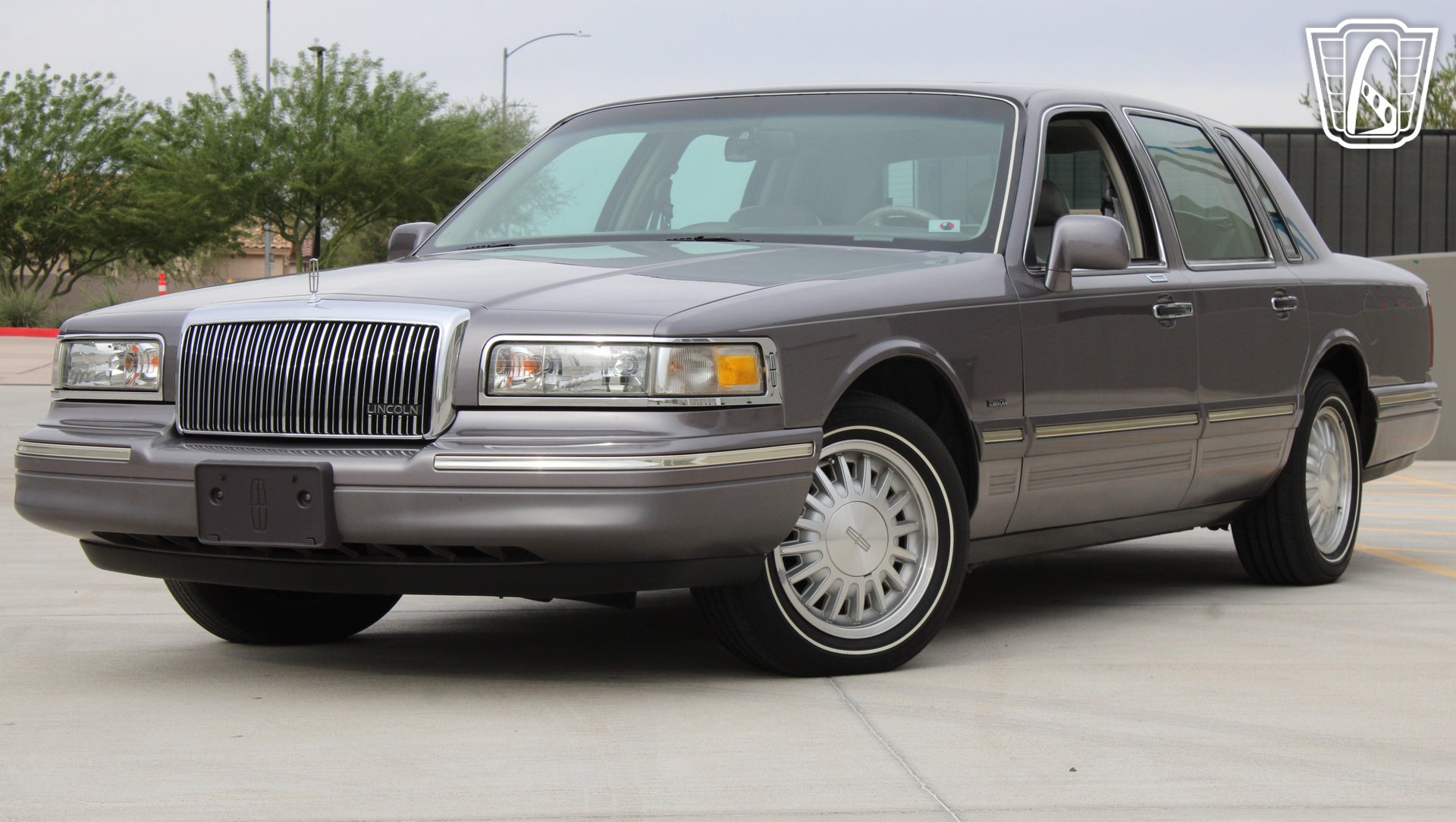 Used 1996 Lincoln Town Car Signature RWD image 4