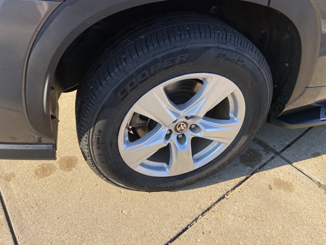 Used 2021 Toyota Highlander LE FWD image 31