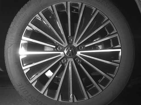 Used 2025 Volkswagen Taos SE image 13