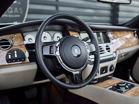 Used 2017 Rolls-Royce Dawn image 37