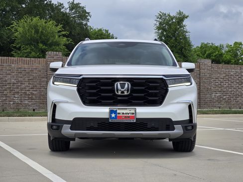 Certified 2025 Honda Pilot Touring image 2