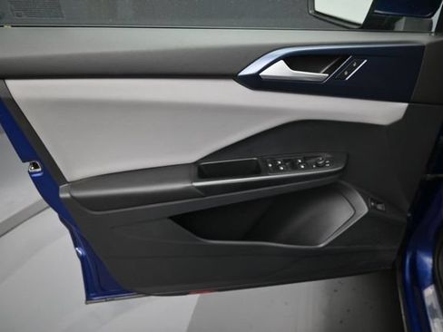 Used 2023 Volkswagen Taos SE w/ Panoramic Sunroof Package FWD image 11