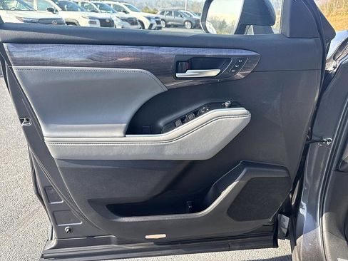 Used 2025 Toyota Highlander Limited image 9