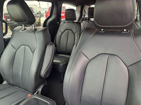 Used 2025 Chrysler Pacifica Select FWD image 19