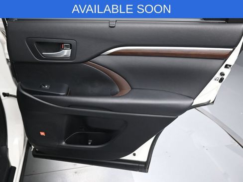 Used 2015 Toyota Highlander Limited w/ Driver Technology Package AWD/4WD image 37