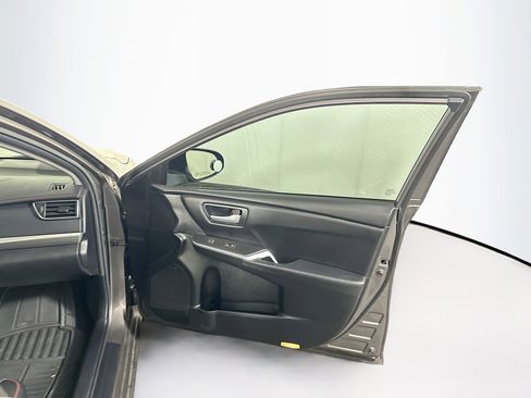 Used 2017 Toyota Camry SE image 30