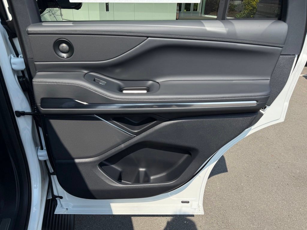 New 2027 Lincoln Navigator Premiere AWD/4WD image 28