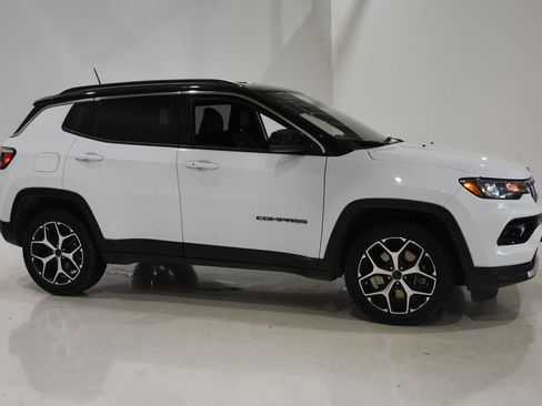 Used 2025 Jeep Compass Limited AWD/4WD image 3