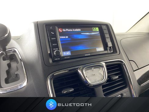 Used 2015 Chrysler Town & Country Touring w/ Driver Convenience Group FWD image 3