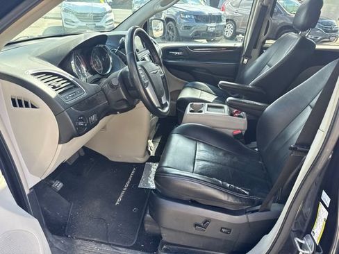 Used 2014 Chrysler Town & Country Touring FWD image 12