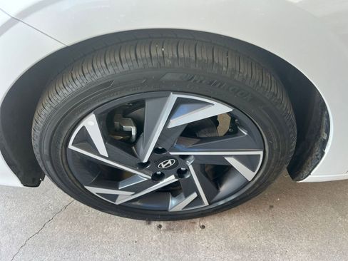Used 2025 Hyundai Elantra Limited image 30