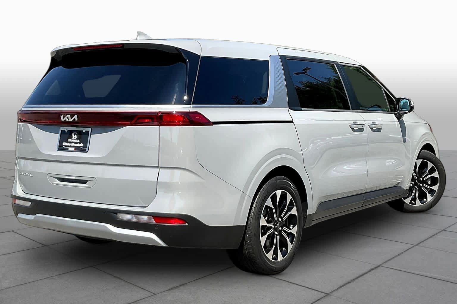 Used 2024 Kia Carnival EX FWD image 13