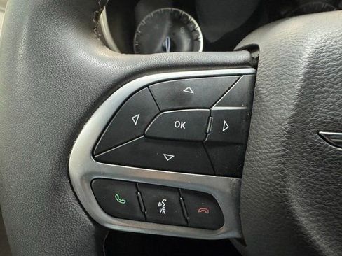 Used 2024 Chrysler Pacifica Touring-L image 17