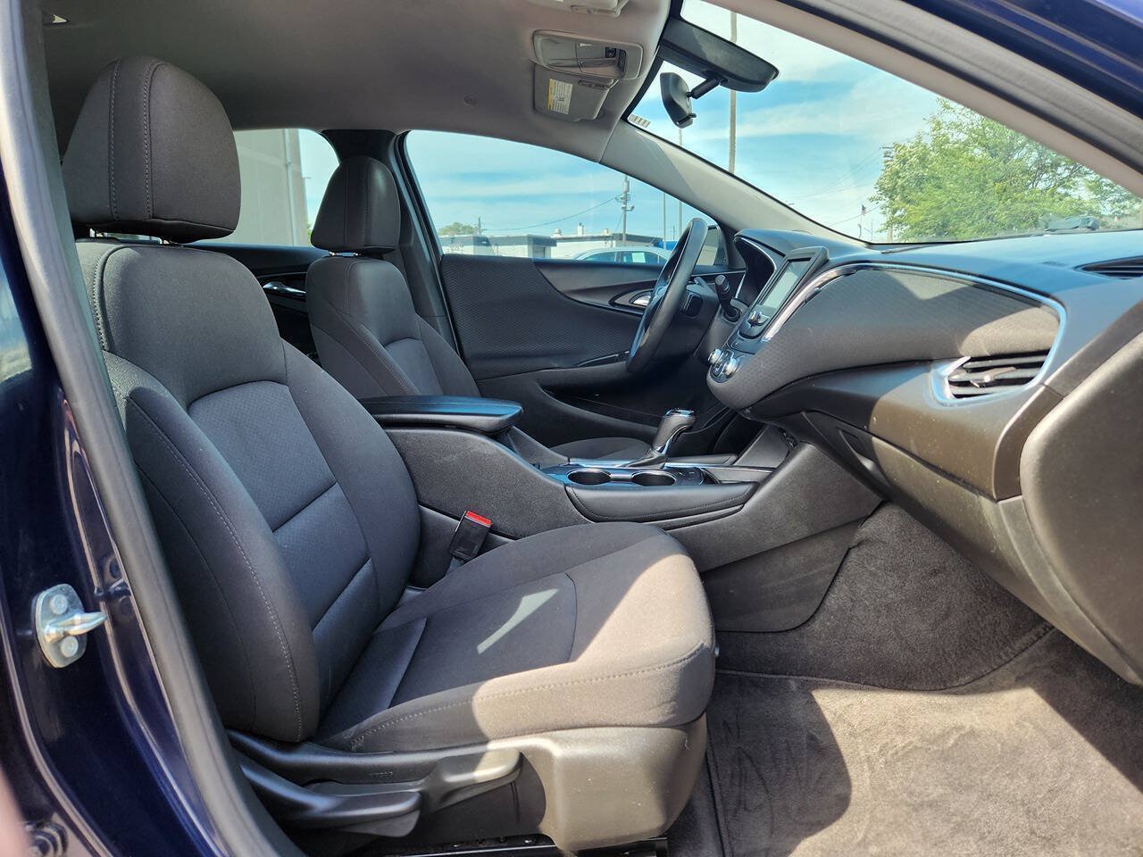 Used 2018 Chevrolet Malibu LT FWD image 15