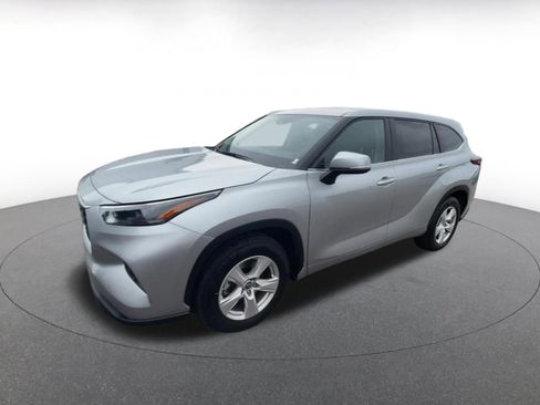 Used 2025 Toyota Highlander LE image 8