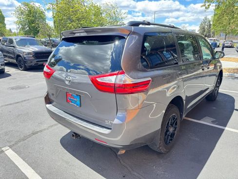 Used 2017 Toyota Sienna XLE AWD/4WD image 5