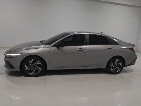 Used 2025 Hyundai Elantra Sport FWD image 2