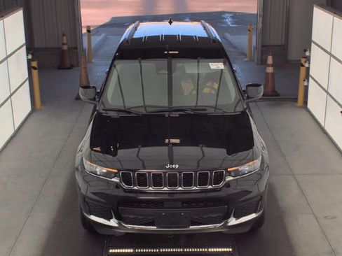 Used 2023 Jeep Grand Cherokee L Laredo image 2