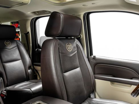 Used 2014 Cadillac Escalade Platinum image 19