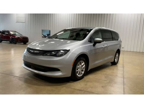 Used 2023 Chrysler Voyager LX FWD image 4