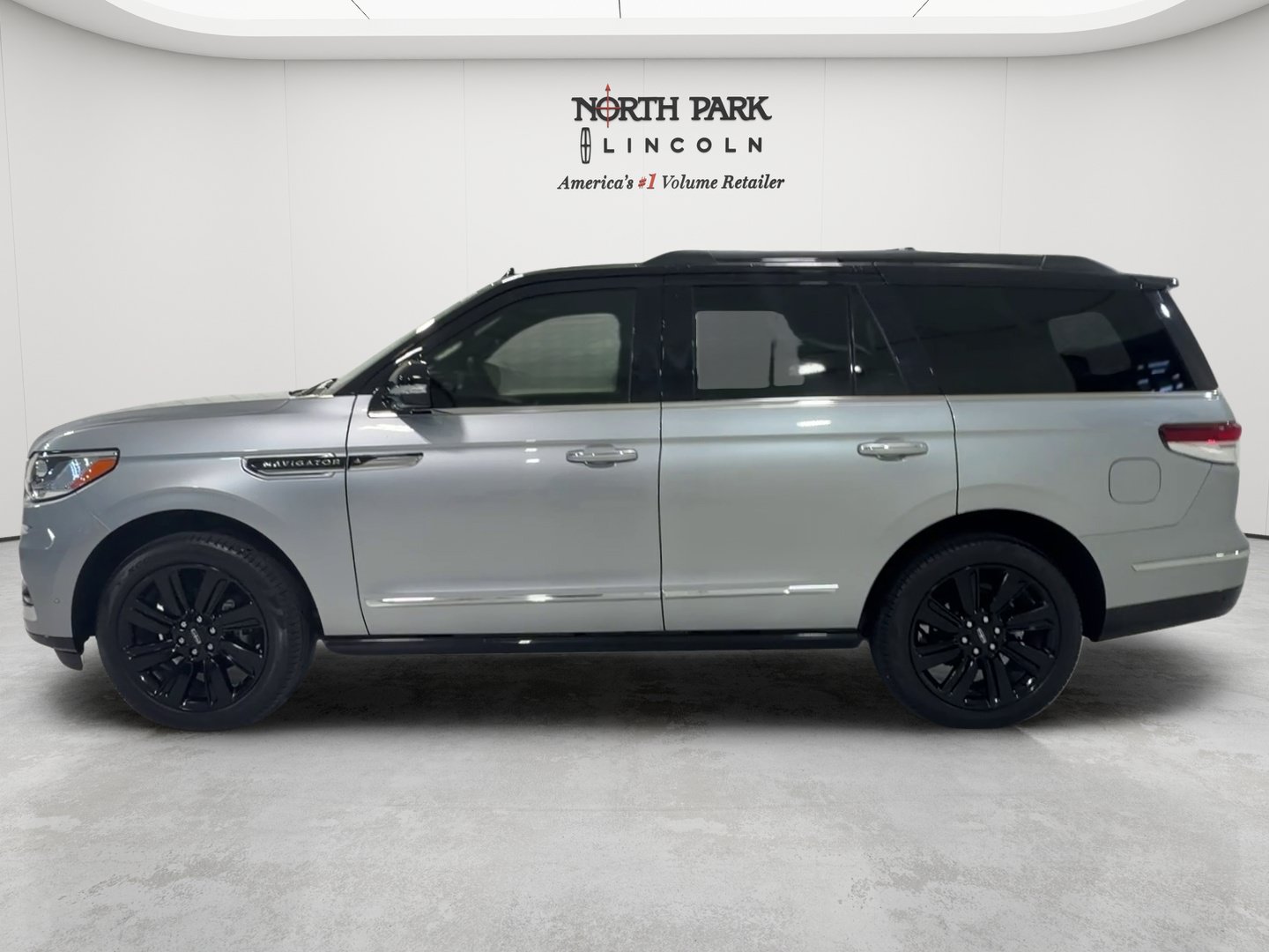 Used 2024 Lincoln Navigator Black Label AWD/4WD image 2