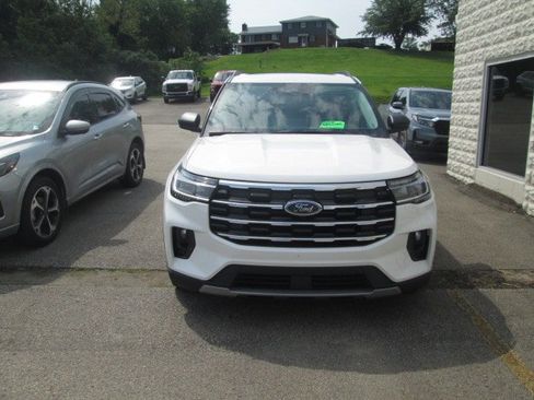 Used 2025 Ford Explorer Active w/ Active Comfort Package AWD/4WD image 2