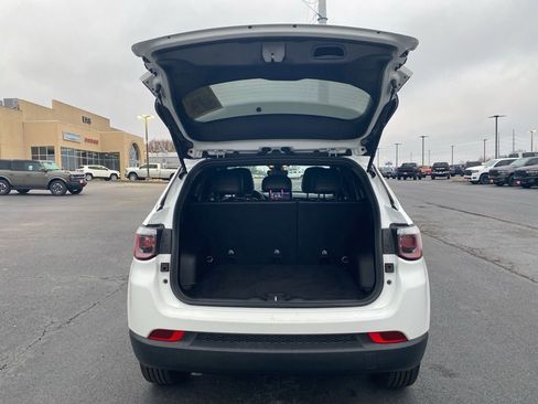 Used 2024 Jeep Compass Latitude image 40