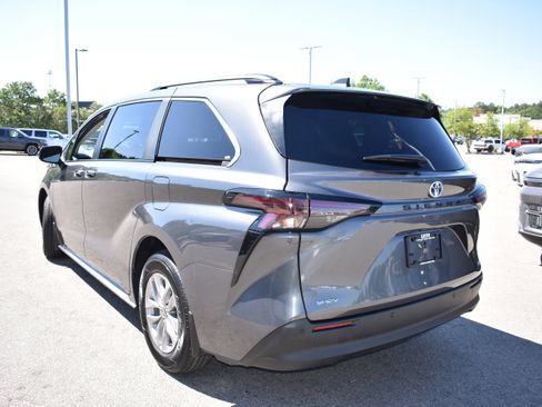 Used 2025 Toyota Sienna XLE FWD image 7