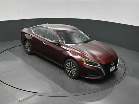 Used 2024 Nissan Altima 2.5 SV image 21