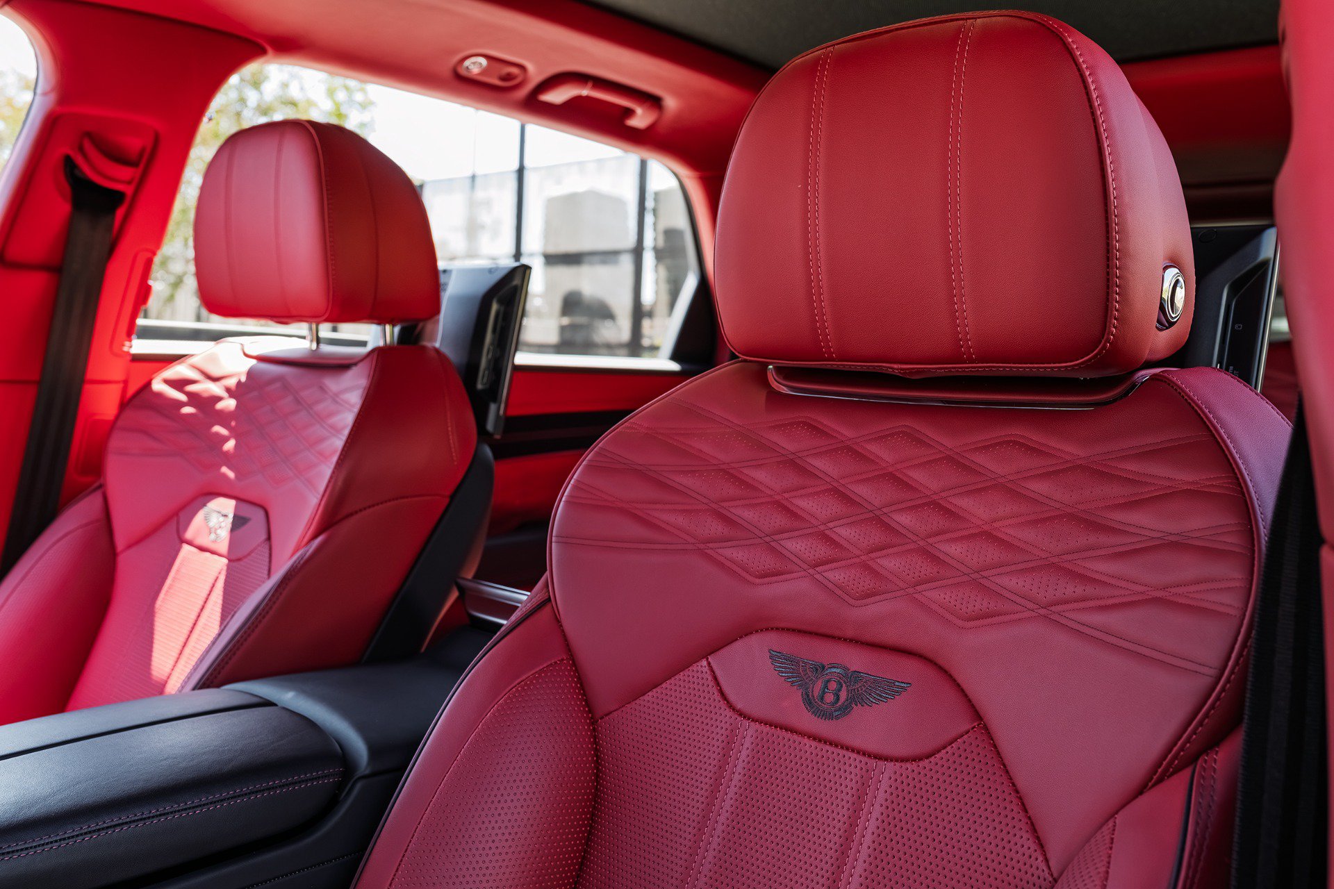 Used 2023 Bentley Bentayga Extended Wheelbase AWD/4WD image 2