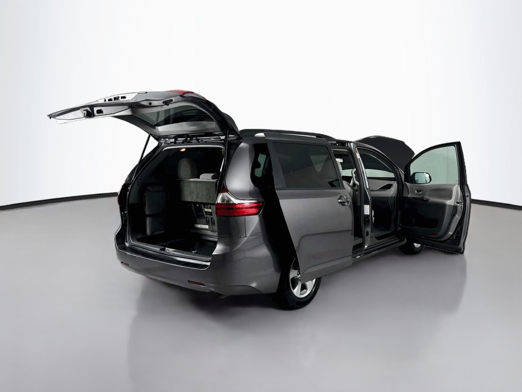 Used 2017 Toyota Sienna LE FWD image 23