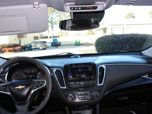 Used 2021 Chevrolet Malibu LT FWD image 9