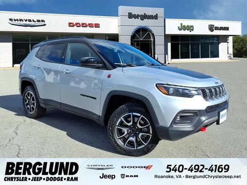 Used 2025 Jeep Compass Trailhawk w/ Trailhawk Elite Group image 1
