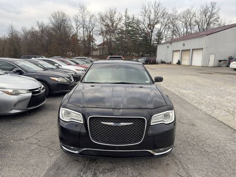 Used 2016 Chrysler 300 C RWD image 4