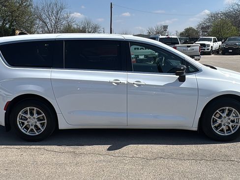 New 2026 Chrysler Pacifica Select image 4