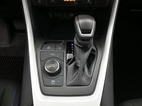 Certified 2025 Toyota RAV4 SE image 25