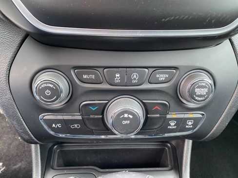 Certified 2021 Jeep Cherokee Latitude w/ Safety Group image 26