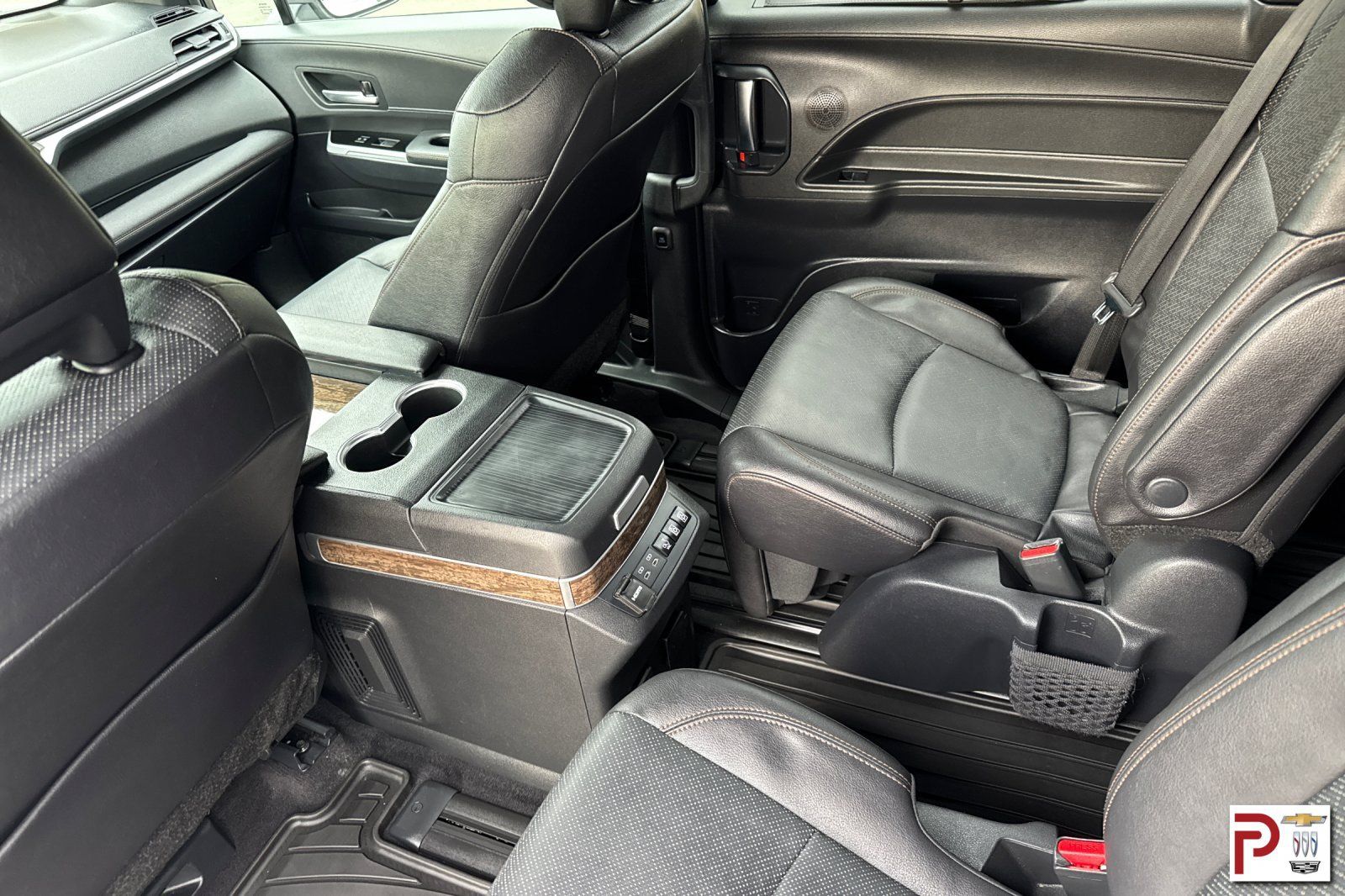 Used 2025 Toyota Sienna Platinum AWD/4WD image 14