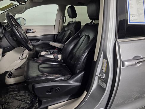 Used 2017 Chrysler Pacifica Touring-L FWD image 10