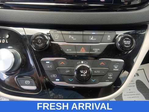 Used 2023 Chrysler Pacifica Touring-L FWD image 29