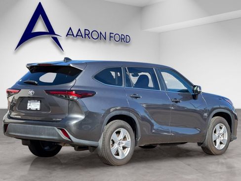 Used 2024 Toyota Highlander LE image 5