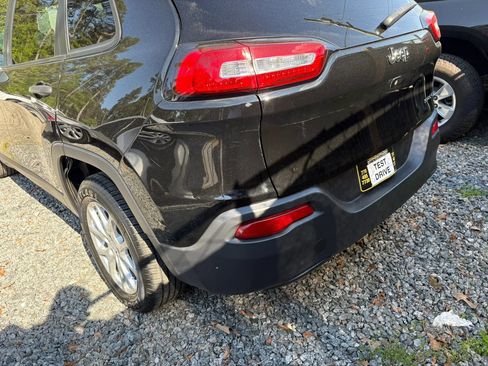 Used 2017 Jeep Cherokee Sport image 5