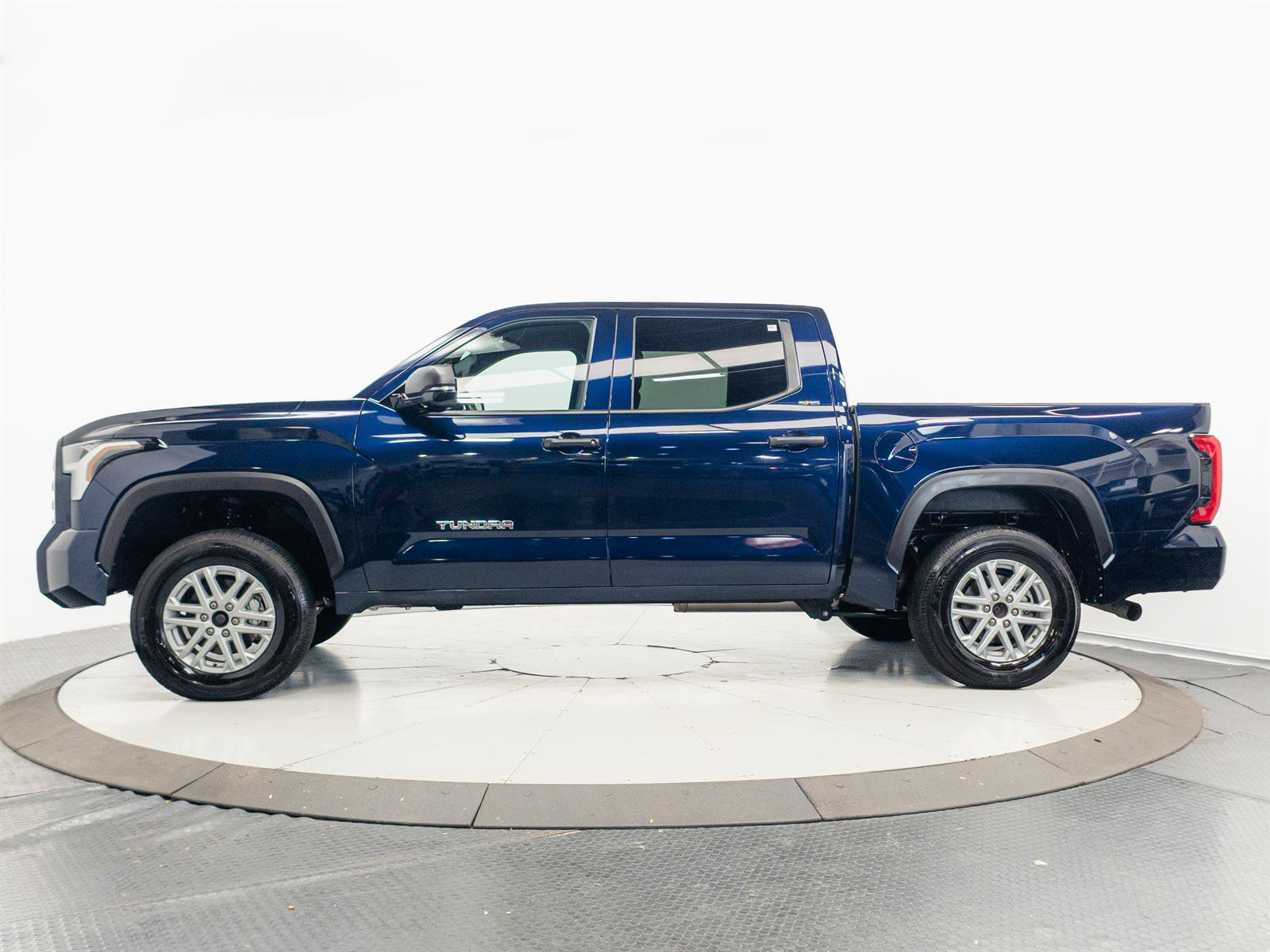 Used 2025 Toyota Tundra SR5 w/ SR5 Convenience Package AWD/4WD image 7