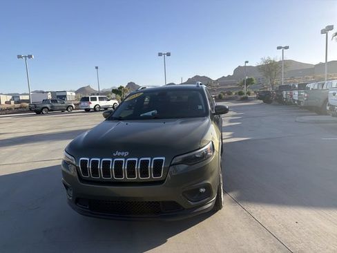 Used 2019 Jeep Cherokee Latitude Plus w/ Comfort/Convenience Group FWD image 2