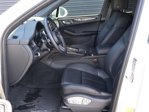 Certified 2024 Porsche Macan S AWD/4WD image 5
