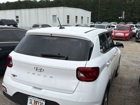 Used 2025 Hyundai Venue SE FWD image 4