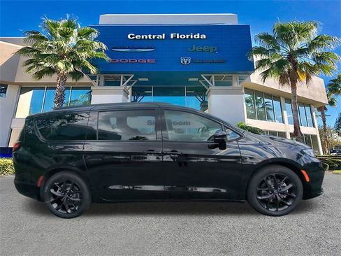 New 2026 Chrysler Pacifica Limited w/ S Appearance Package image 4